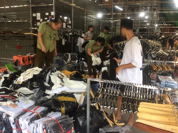 Thu giữ gần 4.700 sản phẩm có dấu hiệu làm giả, nhập lậu ở chợ Ninh Hiệp